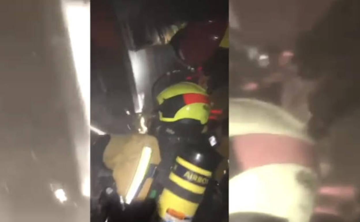 Imagen de la intervención de los bomberos en el garaje del edificio. 