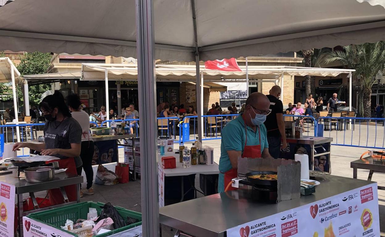 Semifinal del concurso de elaboración de arroces, este lunes frente al Mercado Central de Alicante. 