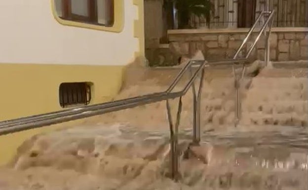 Captura de un vídeo que muestra la cascada de agua en las escaleras cerca de la iglesia. 