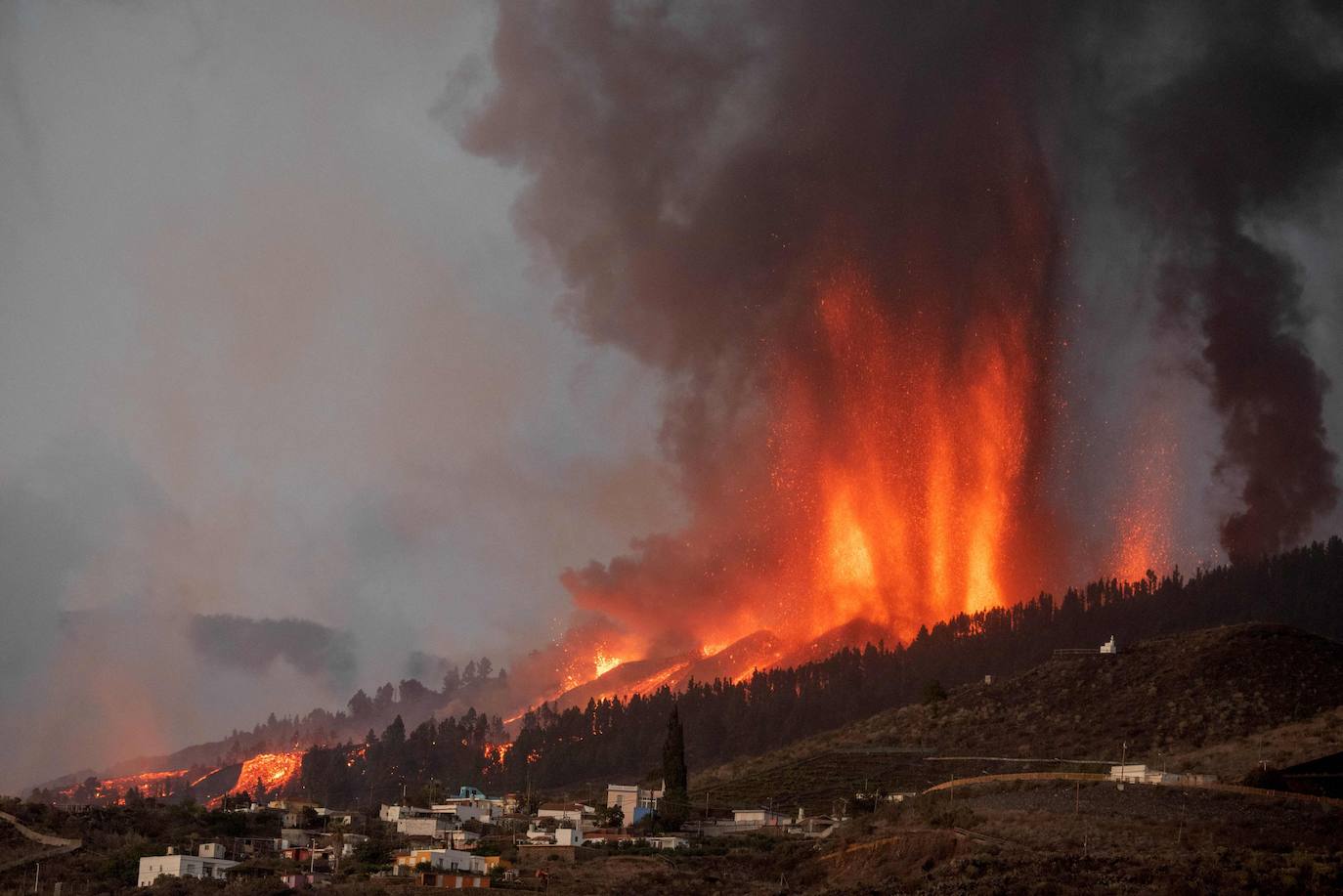 El volcán Cumbre Vieja emana lava por nueve grietas provocando miles de desalojos y la destrucción de viviendas, carreteras y cultivos