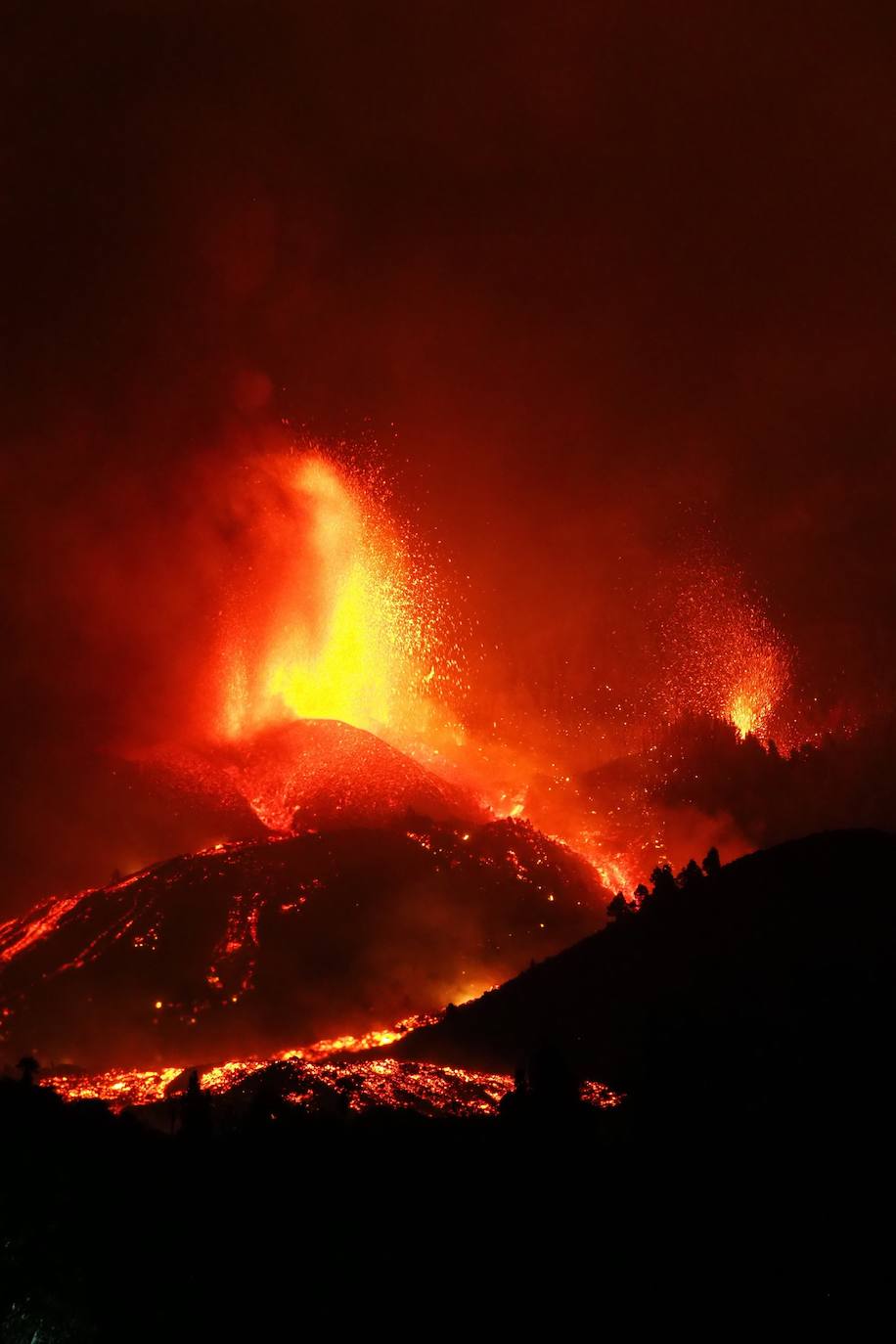 El volcán Cumbre Vieja emana lava por nueve grietas provocando miles de desalojos y la destrucción de viviendas, carreteras y cultivos