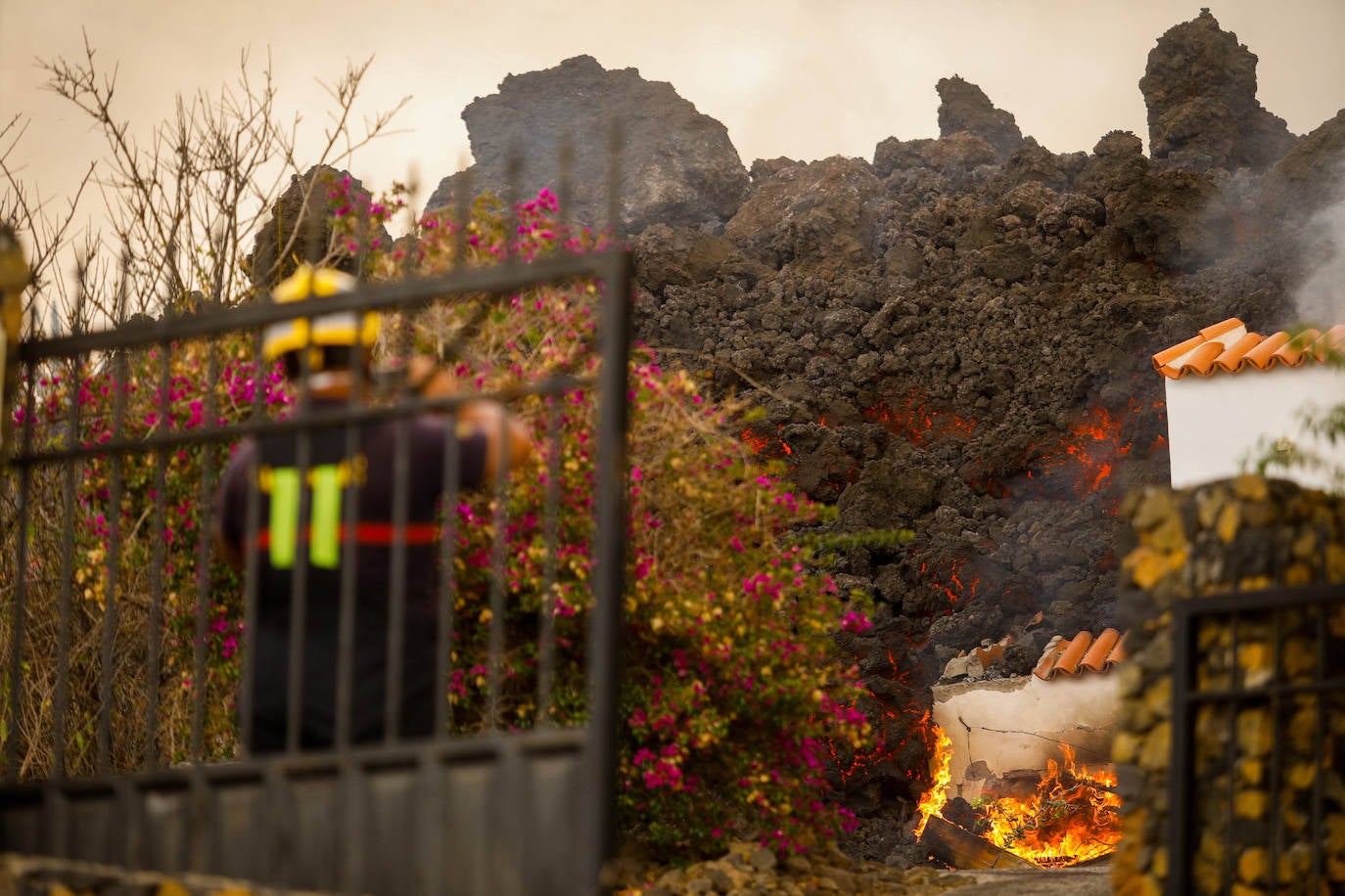 El volcán Cumbre Vieja emana lava por nueve grietas provocando miles de desalojos y la destrucción de viviendas, carreteras y cultivos