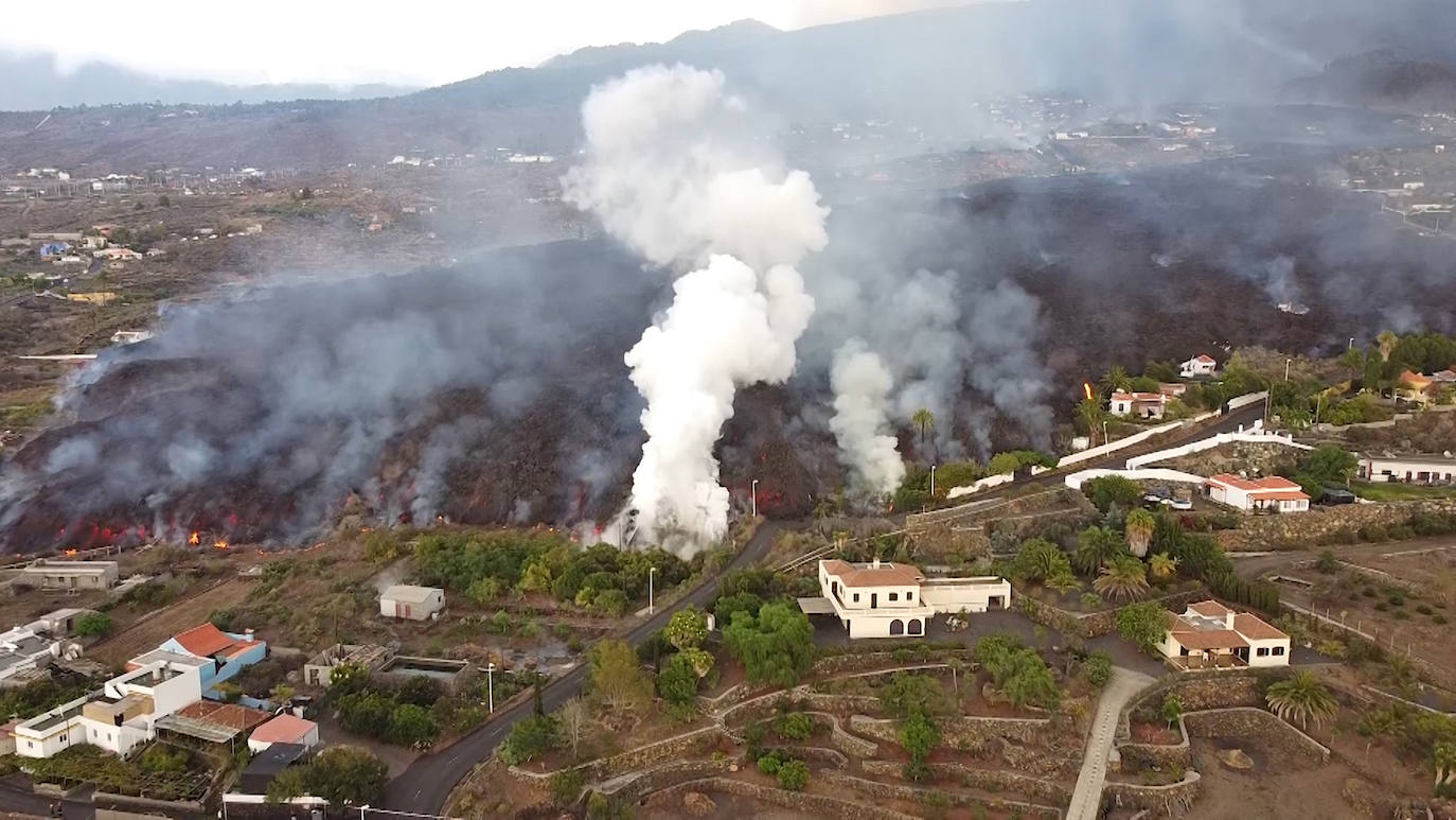 El volcán Cumbre Vieja emana lava por nueve grietas provocando miles de desalojos y la destrucción de viviendas, carreteras y cultivos