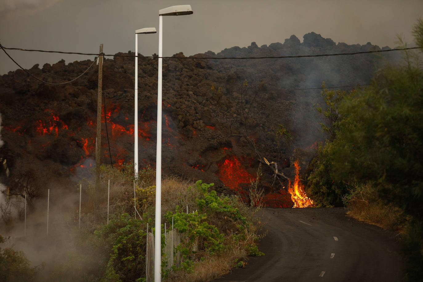 El volcán Cumbre Vieja emana lava por nueve grietas provocando miles de desalojos y la destrucción de viviendas, carreteras y cultivos