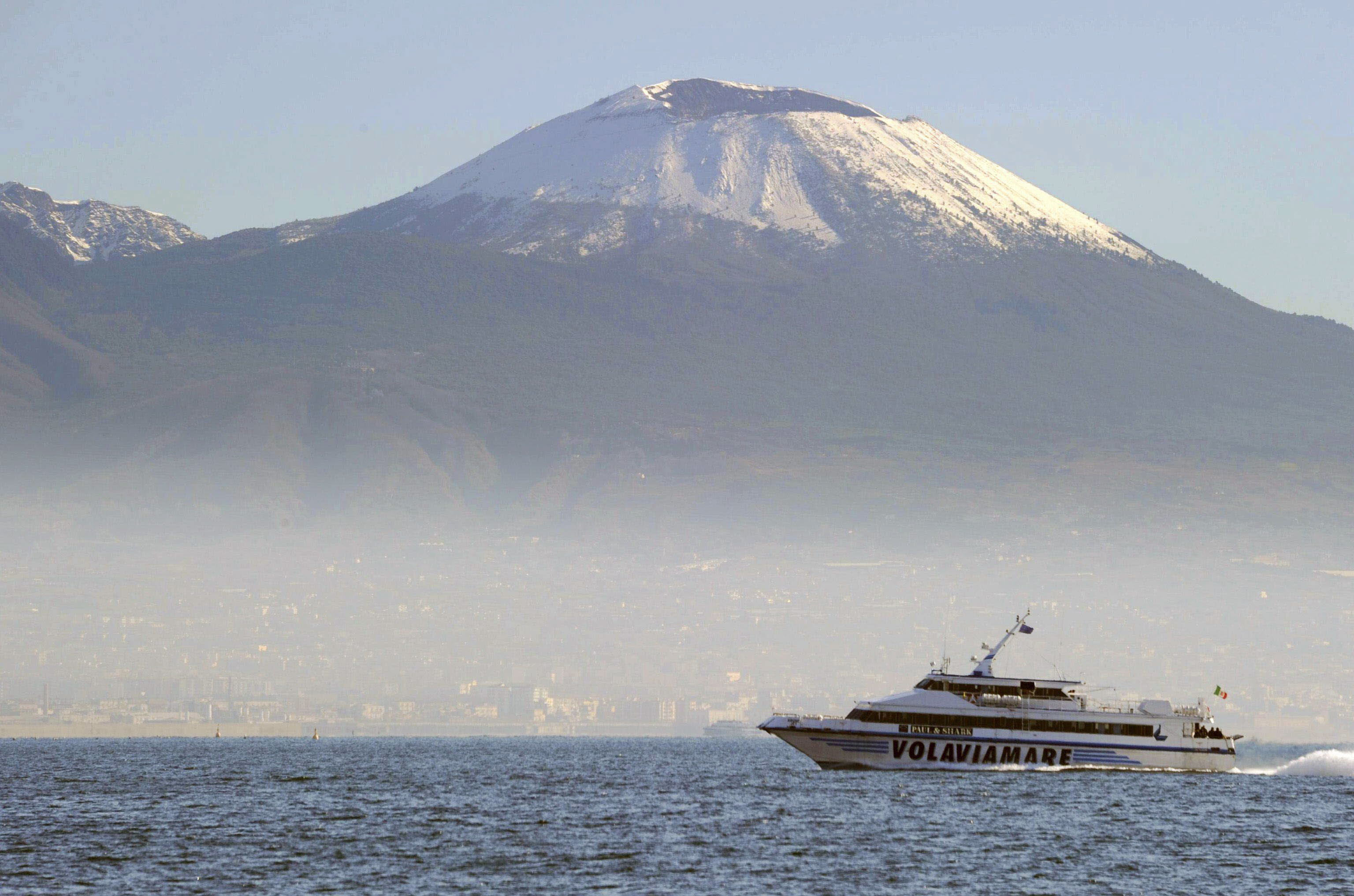 Monte Vesubio (Italia): Lleva 75 años dormido, el periodo más largo de los últimos 500 años, pero lejos de ser motivo de tranquilidad, este aletargamiento preocupa a los vulcanólogos porque una futura erupción podría ser de magnitudes y consecuencias desconocidas hasta la fecha. Es reconocido por la literatura más antigua, incluida la mitológica, y no es para menos ya que la erupción del año 79 d.c sepultó ciudades como Pompeya y Herculano. 