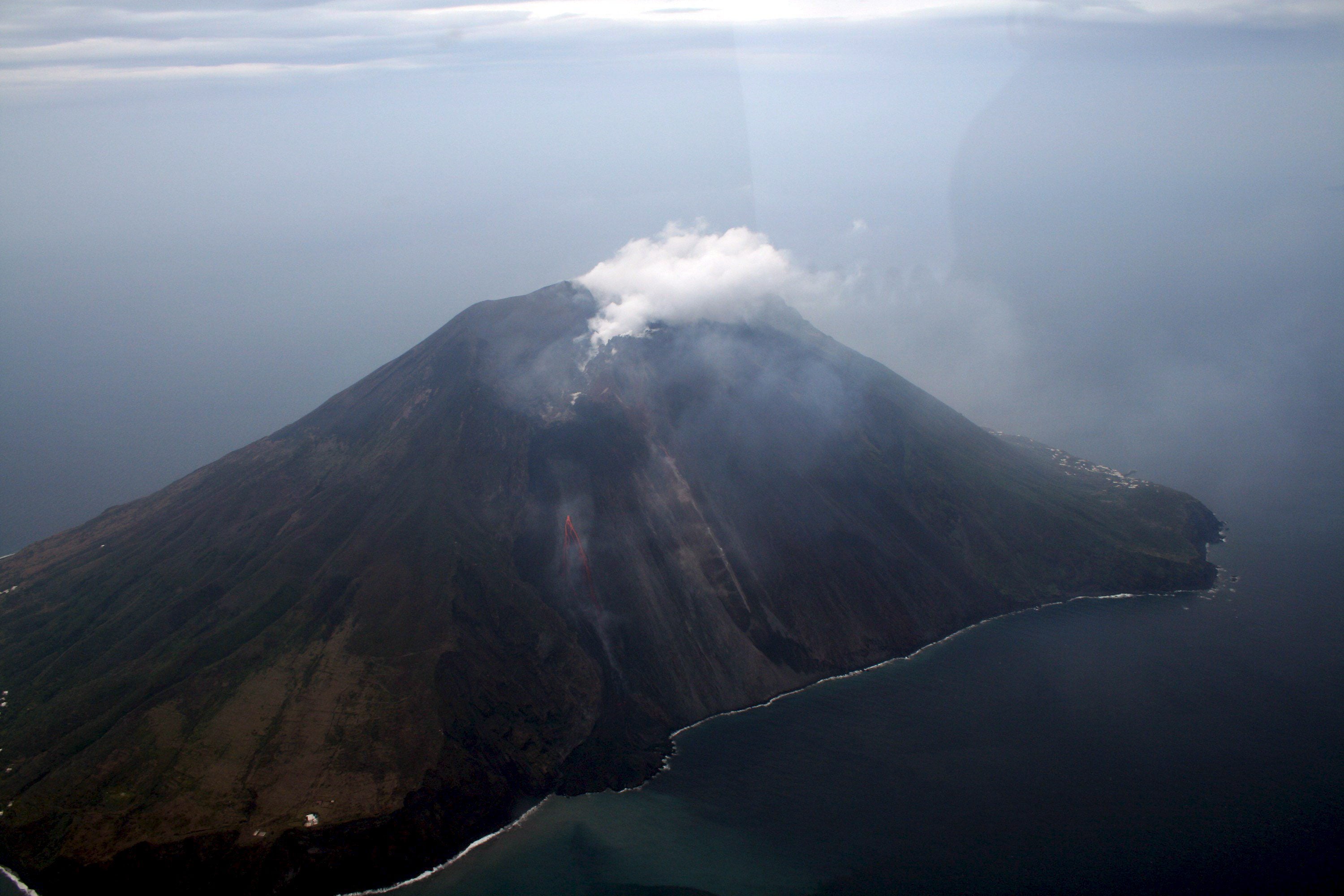 Estrómboli (Italia): Este volcán cuenta con tres cráteres activos en la cima y se encuentra en permanente vigilancia desde 1930, cuando se produjo la más violenta erupción. El Estrómboli se considera uno de los volcanes más activos del mundo. Su última erupción fue el 3 de julio de 2019, en esta ocasión la erupción fue masiva y dejo una victima mortal de 35 años.