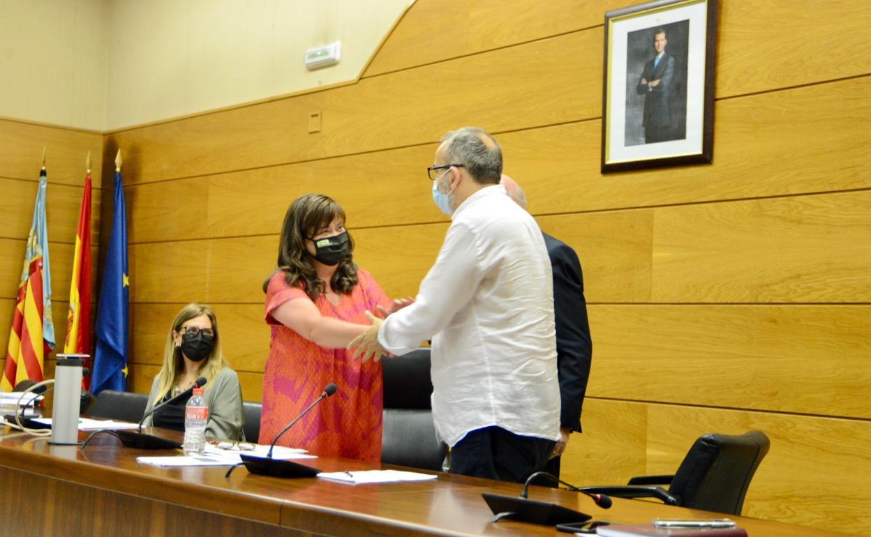 Assumpta Domínguez recibe la enhorabuena de su antecesor, Salvador Femenía. 