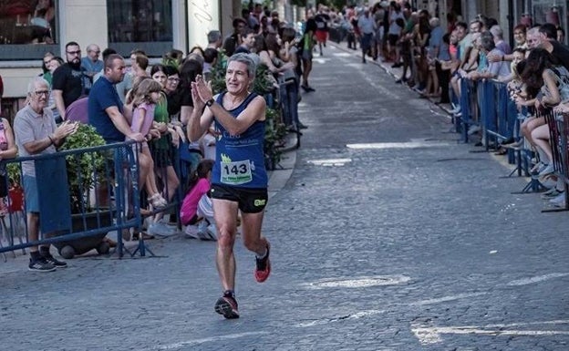 El atleta popular siente el calor del público, en la fotografía devuelve el cariño a los ciudadanos de Segorbe. 