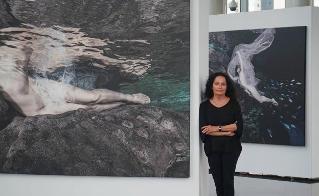 La fotógrafa Isabel Muñoz, frente a sus imágenes en el Oceanogràfic. 