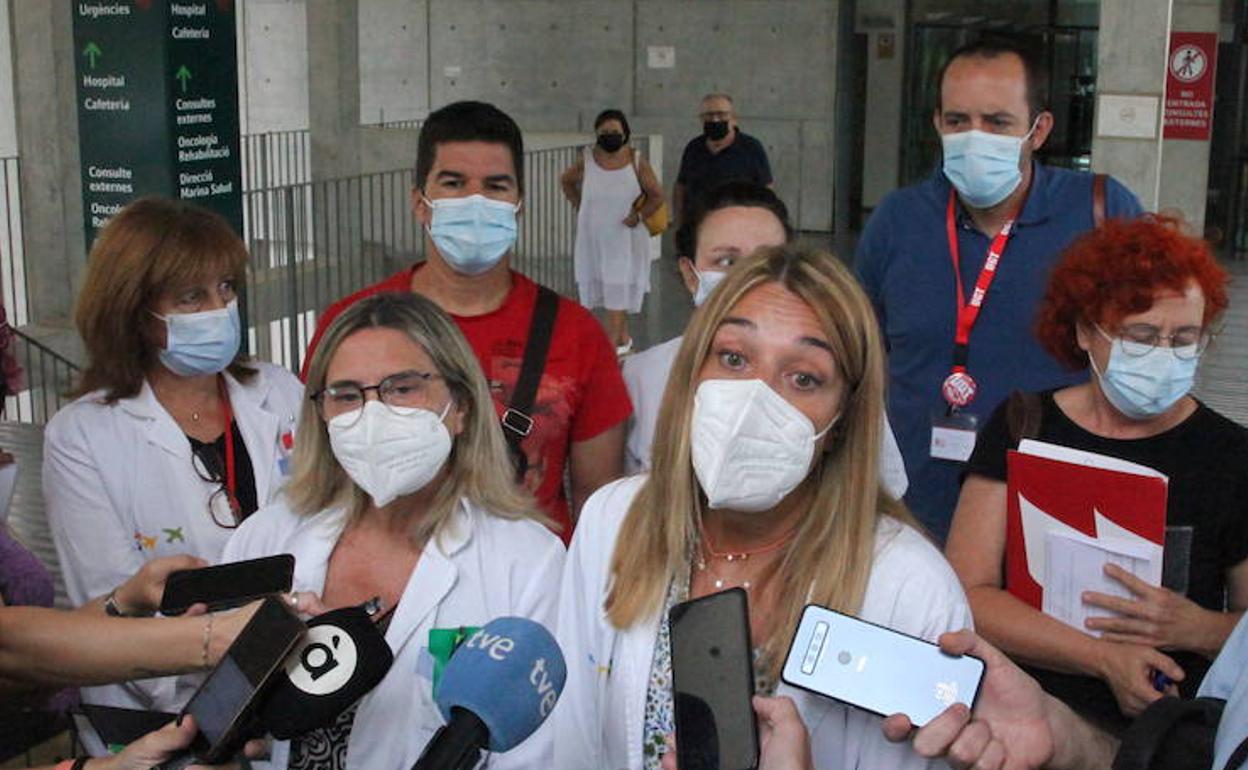 La presidenta del comité de empresa tras la reunión con la consellera en el Hospital de Dénia. 