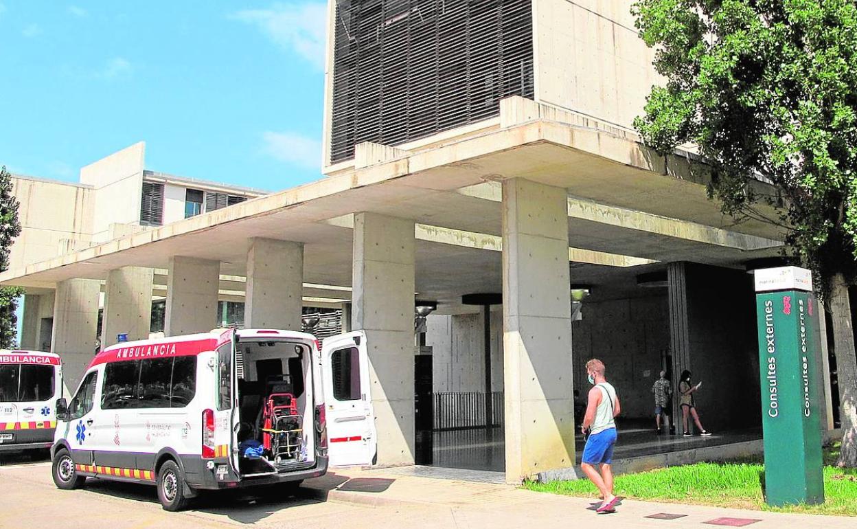 Dos ambulancias en la entrada de consultas externas del hospital de Dénia.