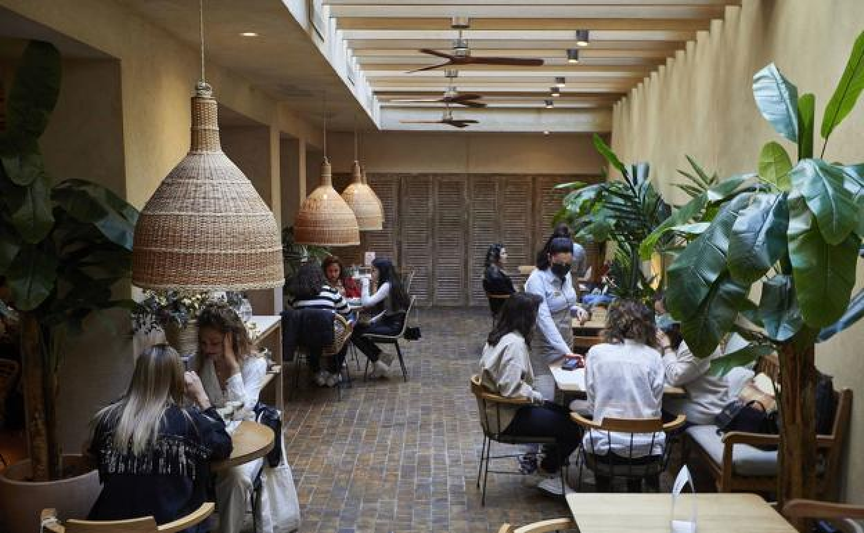 Clientes en el interior de un restaurante en Valencia. 