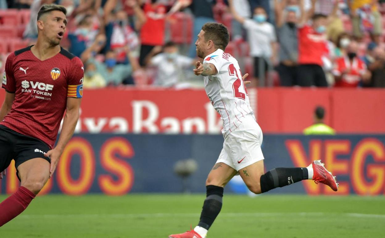 El Papu Gómez celebra el primer gol delante de Gabriel Paulista