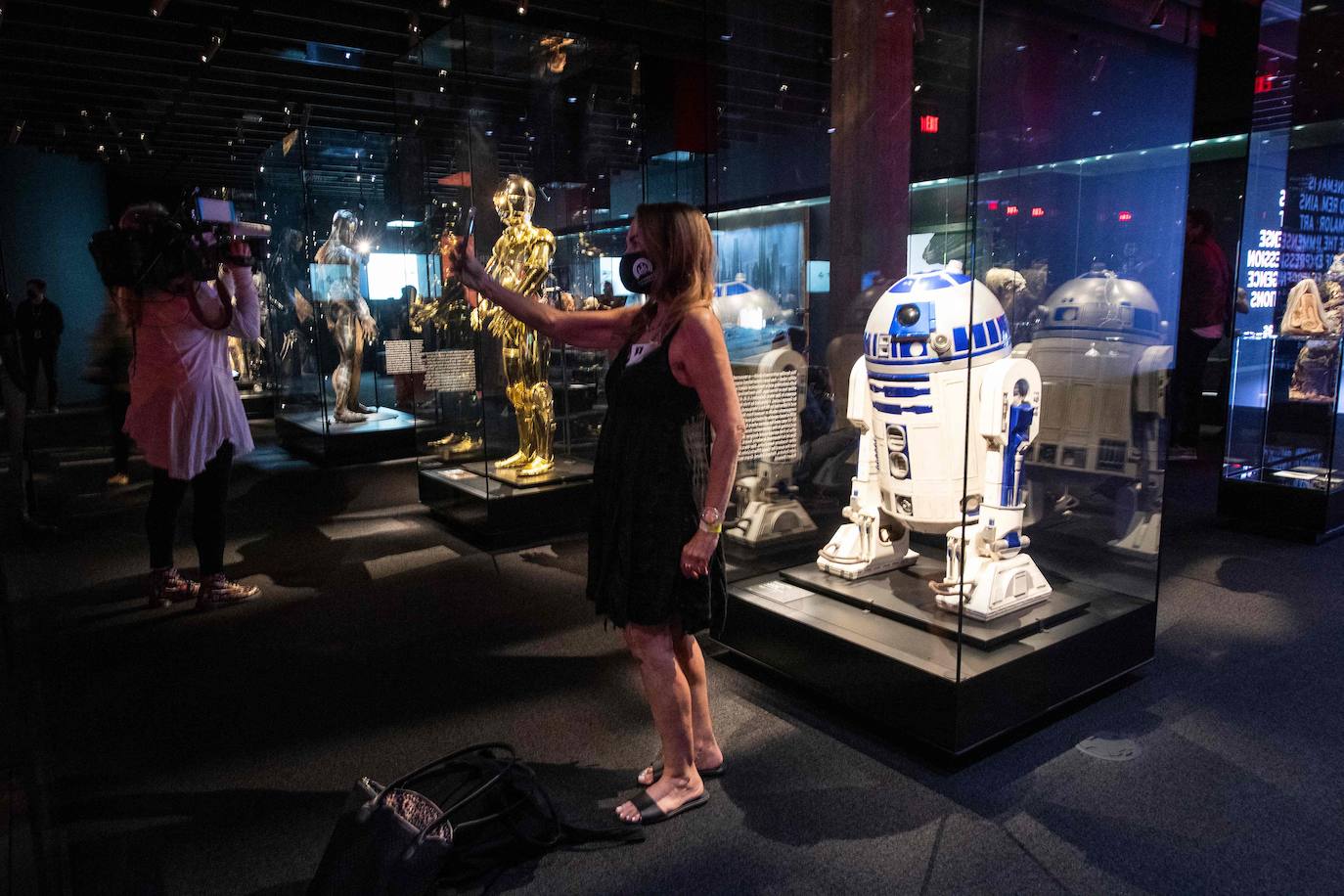 El Museo de la Academia de Cine ya es una realidad. Con un coste de más de 350 millones de euros patrocinados por distintos mecenas (de Rolex a Netflix), el museo expone a E.T., los androides de 'Stars War' R2-D2 y C3PO, Bugs Bunny, viñetas de Bruce Lee, un traje de 'Drácula', una galería especial para 'El mago de Oz' o el trineo 'Rosebud' de 'Ciudadano Kane', entre otros artículos, pero también rinde tributo a los inicios de la cinematografía. Uno de los últimos en llegar al Museo de la Academia de Cine, que el martes se presentó a los medios de la mano del actor Tom Hanks, ha sido Bruce The Shark, el tiburón de 'Buscando a Nemo' inspirado en el gran escualo blanco que siembra el terror en una playa norteamericana en 'Tiburón'. Con las entradas a un precio que ronda los 22 euros, las exposiciones permanentes -que equilibran la presencia de hombres y mujeres y hace un espacio al cine afroamericano-, se pueden comenzar a visitar a partir de la próxima semana. Hay también, con un precio aparte, una instalación interactiva donde el público puede «ganar» un premio Oscar y subir a un escenario a recogerlo.