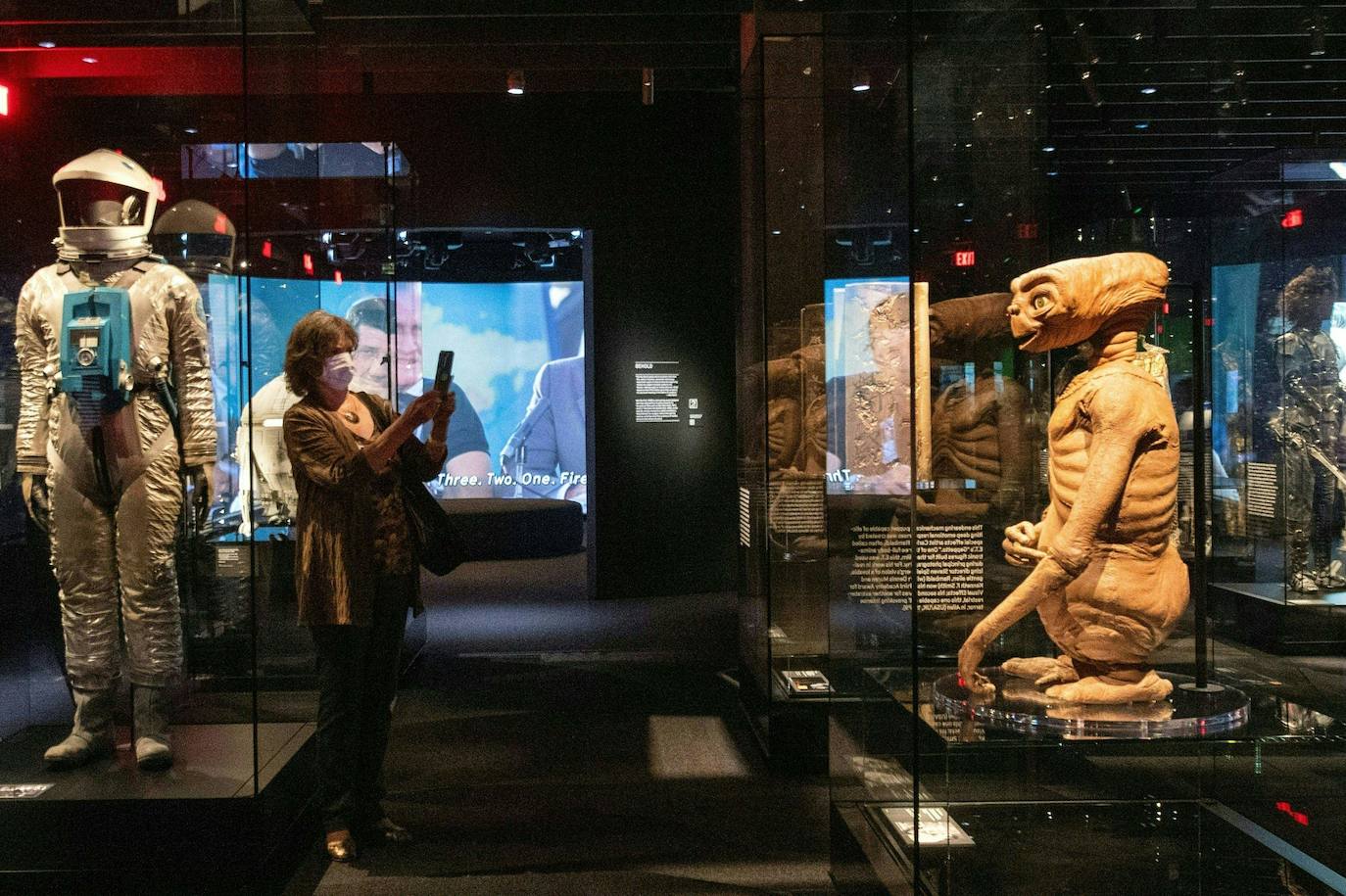 El Museo de la Academia de Cine ya es una realidad. Con un coste de más de 350 millones de euros patrocinados por distintos mecenas (de Rolex a Netflix), el museo expone a E.T., los androides de 'Stars War' R2-D2 y C3PO, Bugs Bunny, viñetas de Bruce Lee, un traje de 'Drácula', una galería especial para 'El mago de Oz' o el trineo 'Rosebud' de 'Ciudadano Kane', entre otros artículos, pero también rinde tributo a los inicios de la cinematografía. Uno de los últimos en llegar al Museo de la Academia de Cine, que el martes se presentó a los medios de la mano del actor Tom Hanks, ha sido Bruce The Shark, el tiburón de 'Buscando a Nemo' inspirado en el gran escualo blanco que siembra el terror en una playa norteamericana en 'Tiburón'. Con las entradas a un precio que ronda los 22 euros, las exposiciones permanentes -que equilibran la presencia de hombres y mujeres y hace un espacio al cine afroamericano-, se pueden comenzar a visitar a partir de la próxima semana. Hay también, con un precio aparte, una instalación interactiva donde el público puede «ganar» un premio Oscar y subir a un escenario a recogerlo.