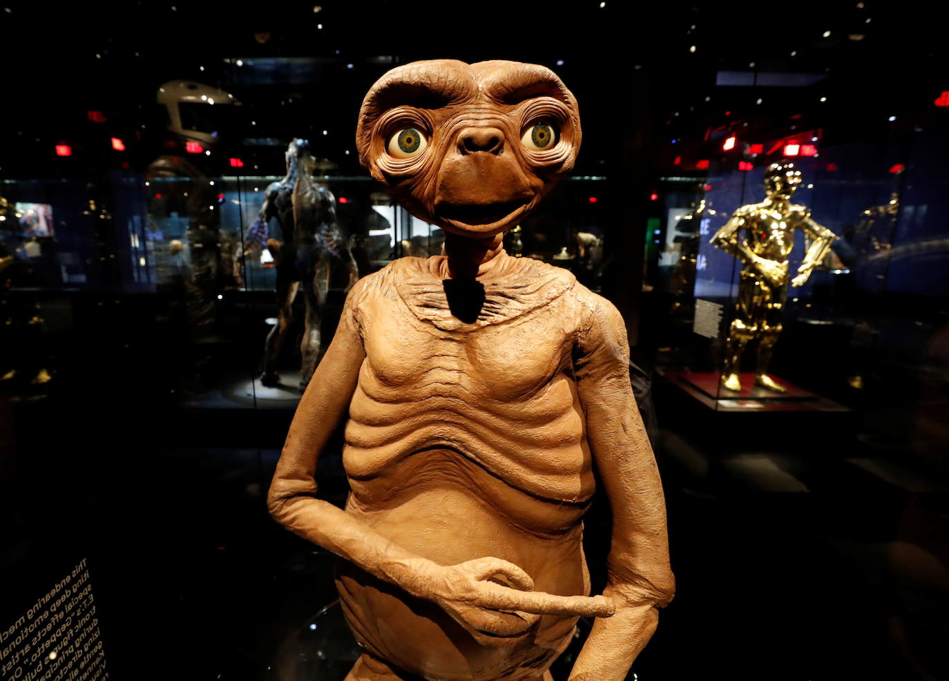 El Museo de la Academia de Cine ya es una realidad. Con un coste de más de 350 millones de euros patrocinados por distintos mecenas (de Rolex a Netflix), el museo expone a E.T., los androides de 'Stars War' R2-D2 y C3PO, Bugs Bunny, viñetas de Bruce Lee, un traje de 'Drácula', una galería especial para 'El mago de Oz' o el trineo 'Rosebud' de 'Ciudadano Kane', entre otros artículos, pero también rinde tributo a los inicios de la cinematografía. Uno de los últimos en llegar al Museo de la Academia de Cine, que el martes se presentó a los medios de la mano del actor Tom Hanks, ha sido Bruce The Shark, el tiburón de 'Buscando a Nemo' inspirado en el gran escualo blanco que siembra el terror en una playa norteamericana en 'Tiburón'. Con las entradas a un precio que ronda los 22 euros, las exposiciones permanentes -que equilibran la presencia de hombres y mujeres y hace un espacio al cine afroamericano-, se pueden comenzar a visitar a partir de la próxima semana. Hay también, con un precio aparte, una instalación interactiva donde el público puede «ganar» un premio Oscar y subir a un escenario a recogerlo.