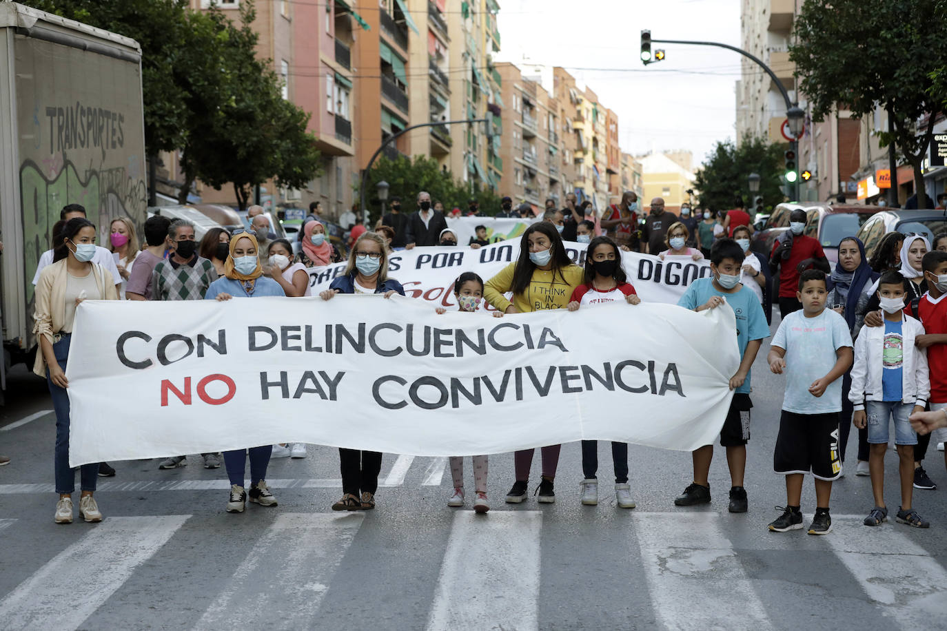 Fotos: Orriols protesta en la calle contra la inseguridad