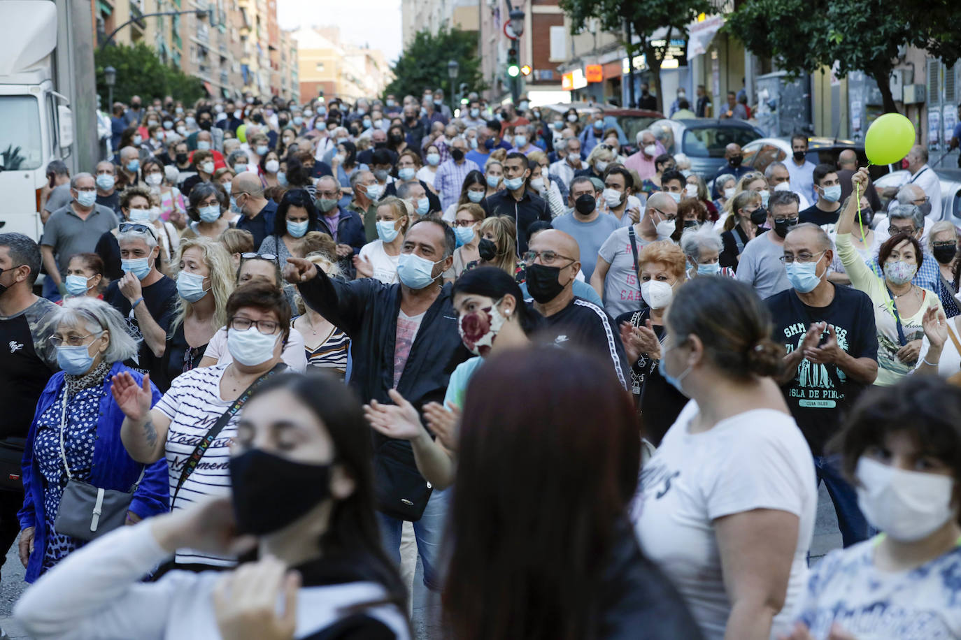 Fotos: Orriols protesta en la calle contra la inseguridad