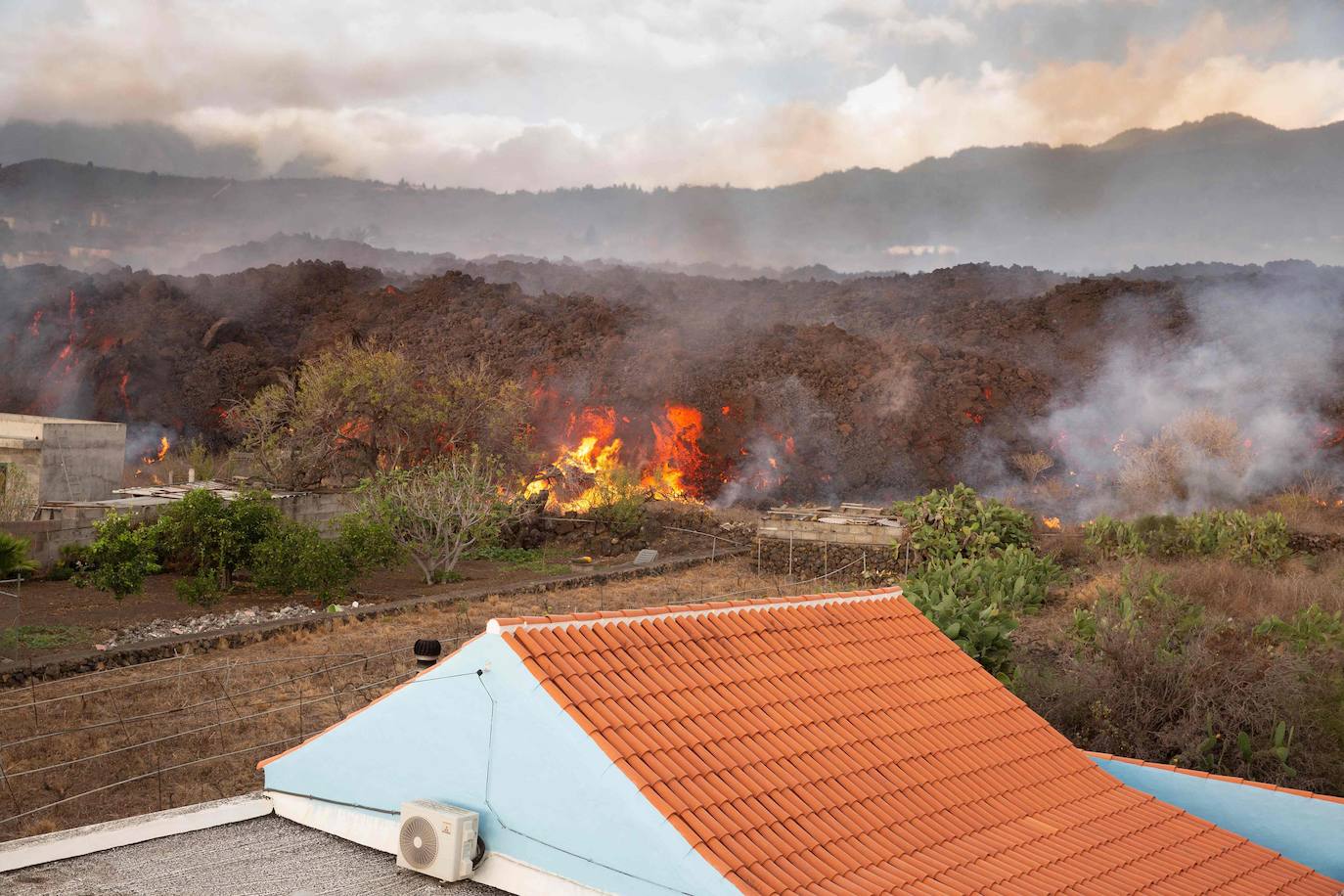 El magma sigue imparable tras una erupción que se espera que tarde varias semanas en remitir. La lava se lleva por delante viviendas compeltas, pero deja la imagen de un pequeño chalé en una isla rodeada de magma