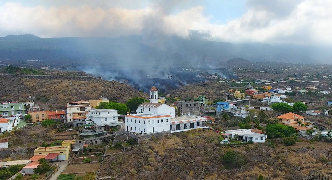 El magma sigue imparable tras una erupción que se espera que tarde varias semanas en remitir. La lava se lleva por delante viviendas compeltas, pero deja la imagen de un pequeño chalé en una isla rodeada de magma