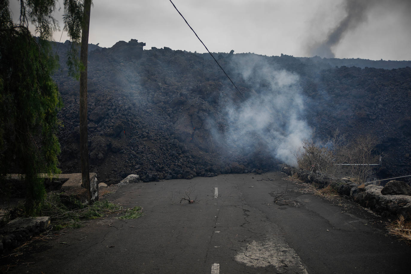 El magma sigue imparable tras una erupción que se espera que tarde varias semanas en remitir. La lava se lleva por delante viviendas compeltas, pero deja la imagen de un pequeño chalé en una isla rodeada de magma