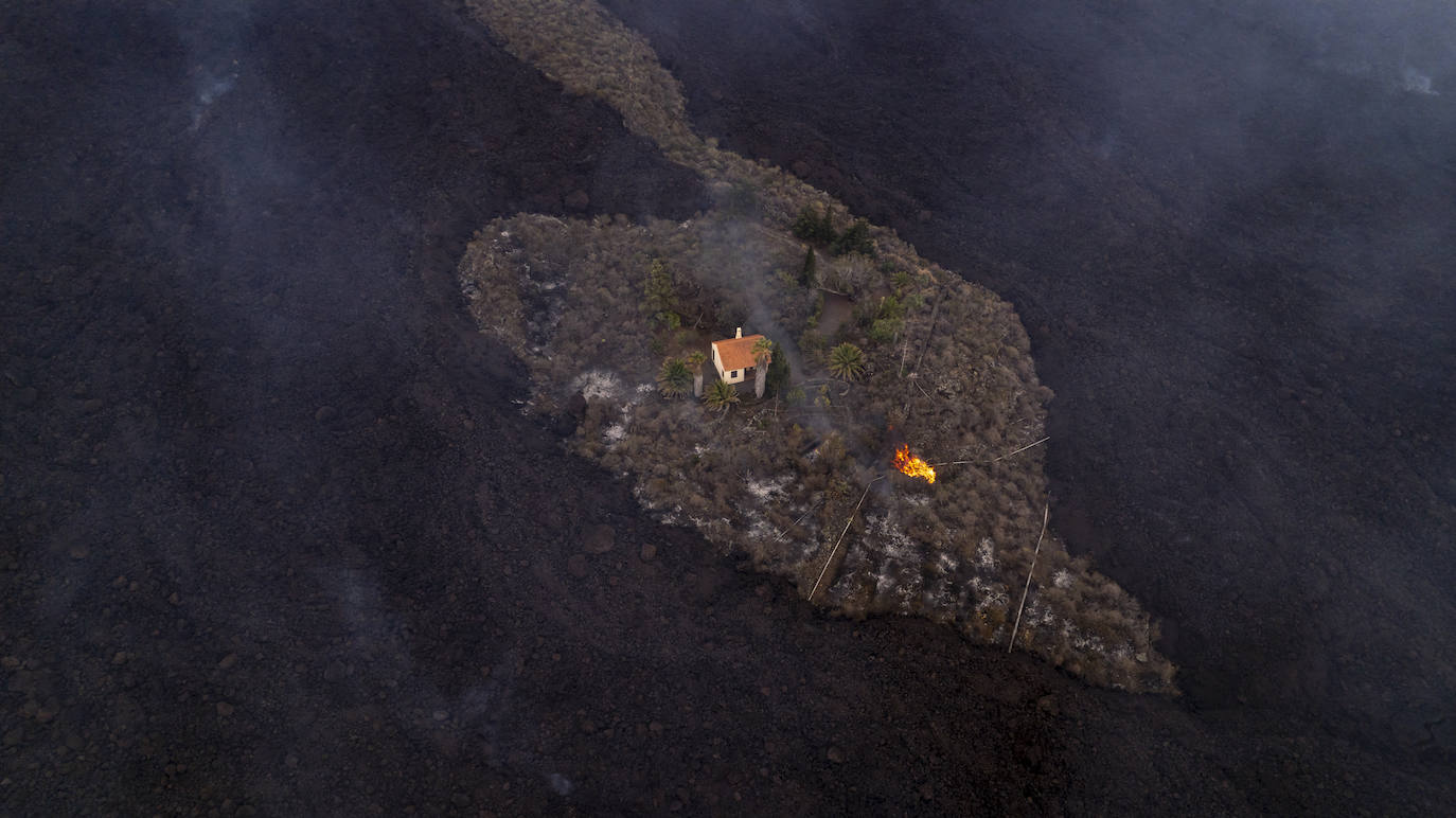 El magma sigue imparable tras una erupción que se espera que tarde varias semanas en remitir. La lava se lleva por delante viviendas compeltas, pero deja la imagen de un pequeño chalé en una isla rodeada de magma