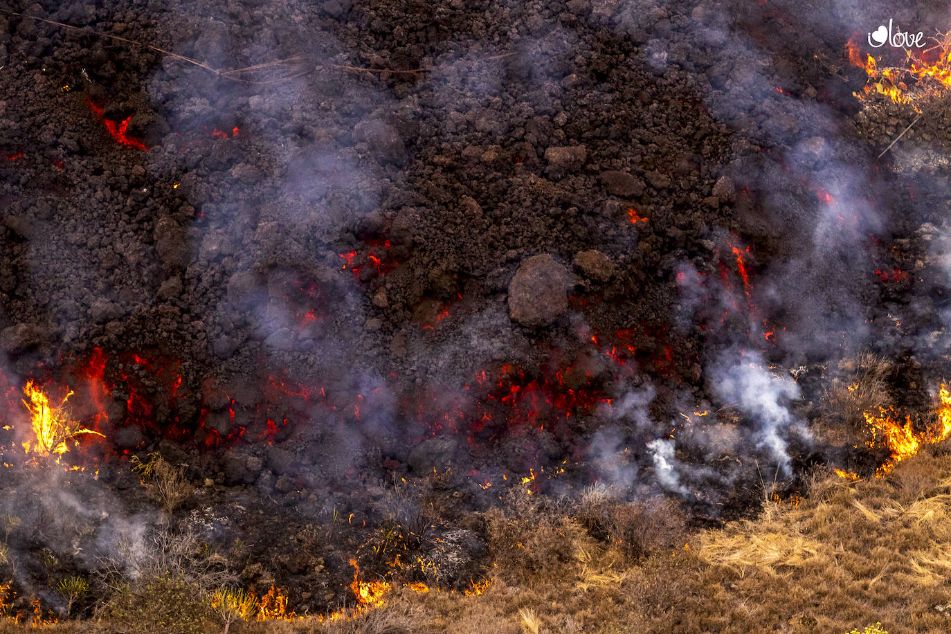 El magma sigue imparable tras una erupción que se espera que tarde varias semanas en remitir. La lava se lleva por delante viviendas compeltas, pero deja la imagen de un pequeño chalé en una isla rodeada de magma