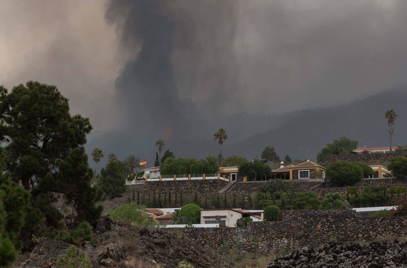 El magma sigue imparable tras una erupción que se espera que tarde varias semanas en remitir. La lava se lleva por delante viviendas compeltas, pero deja la imagen de un pequeño chalé en una isla rodeada de magma