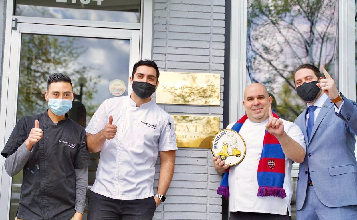 Danny Lledó, con la bufanda del Levante, celebra con su equipo la primera estrella Michelin para 'Xiquet'. 