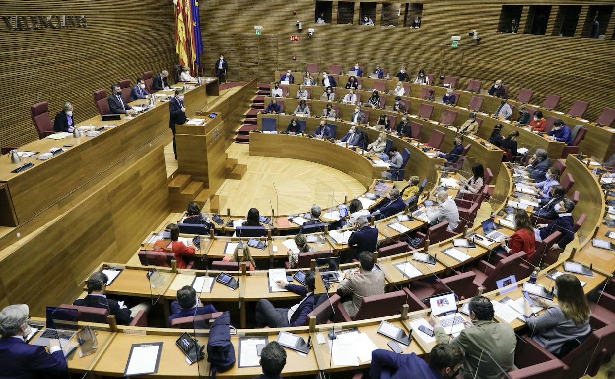 Pleno de Les Corts durante una sesión de control al presidente