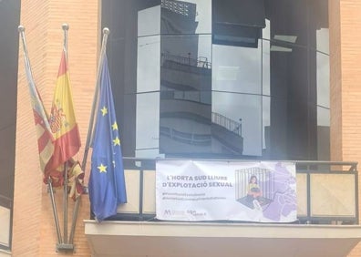 Imagen secundaria 1 - La concentración en Alboraya y la pancarta en Albal. 