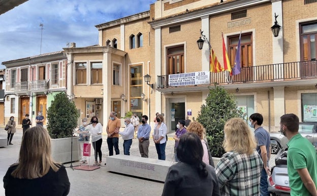 Imagen principal - La concentración en Alboraya y la pancarta en Albal. 