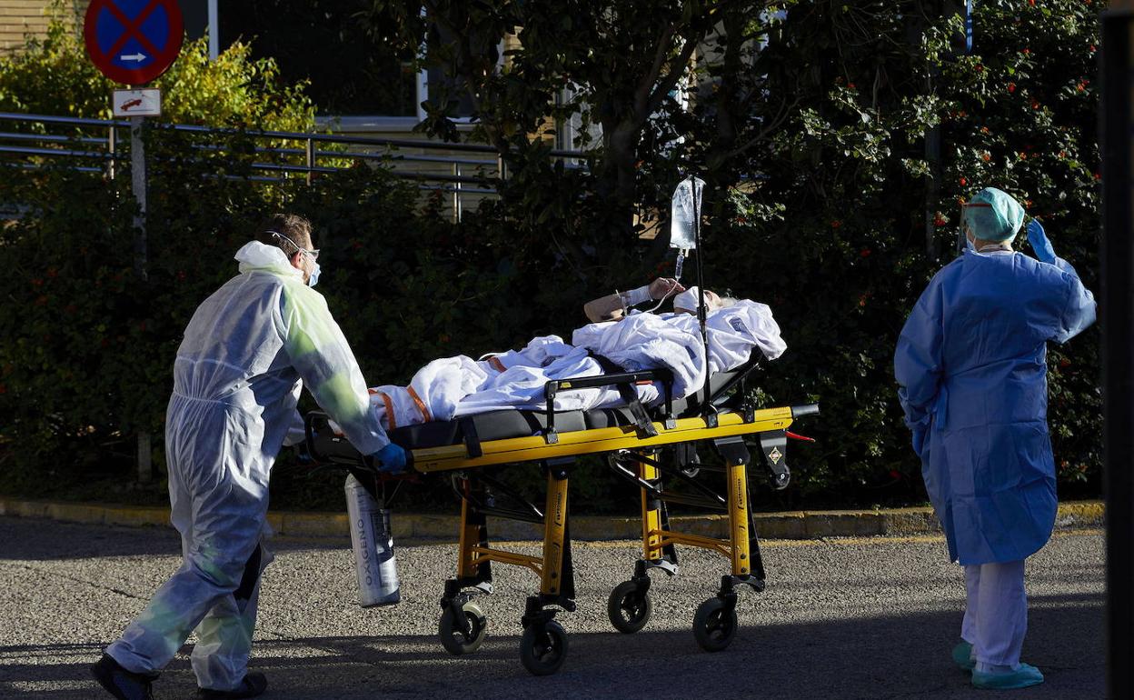 Un paciente es llevado al hospital. 