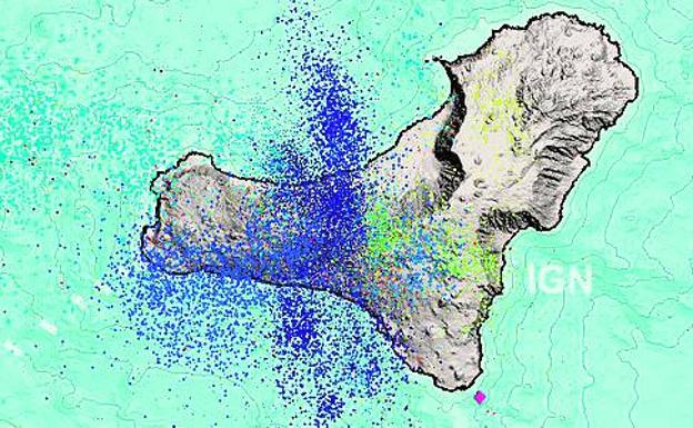 Enjambre  sísmico. El mapa muestra las localizaciones de 22.079 terremotos  en la dorsal norte-sur de la isla de El Hierro entre el 17 de julio de 2011 y el 22 de enero de 2016. El punto rojo es la localización de Tagoro.  