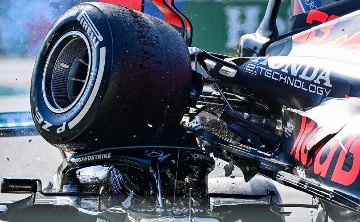 Imagen del accidente entre Hamilton y Verstappen en el GP de Italia en Monza. 