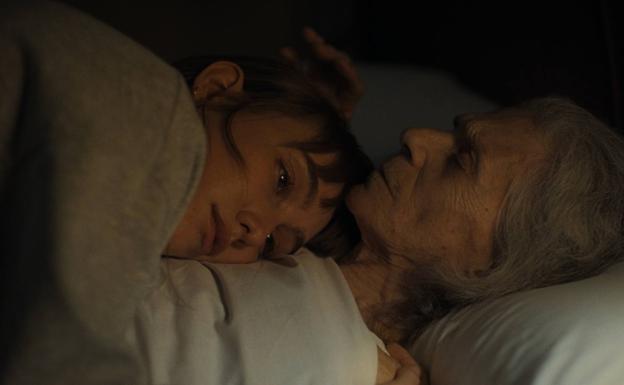 Almudena Amor y Vera Valdez en 'La abuela'.