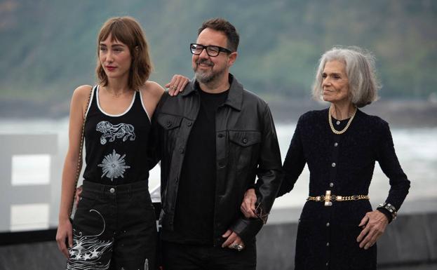 El director Paco Plaza entre las dos actrices de 'La abuela', Almudena Amor y Vera Valdez.