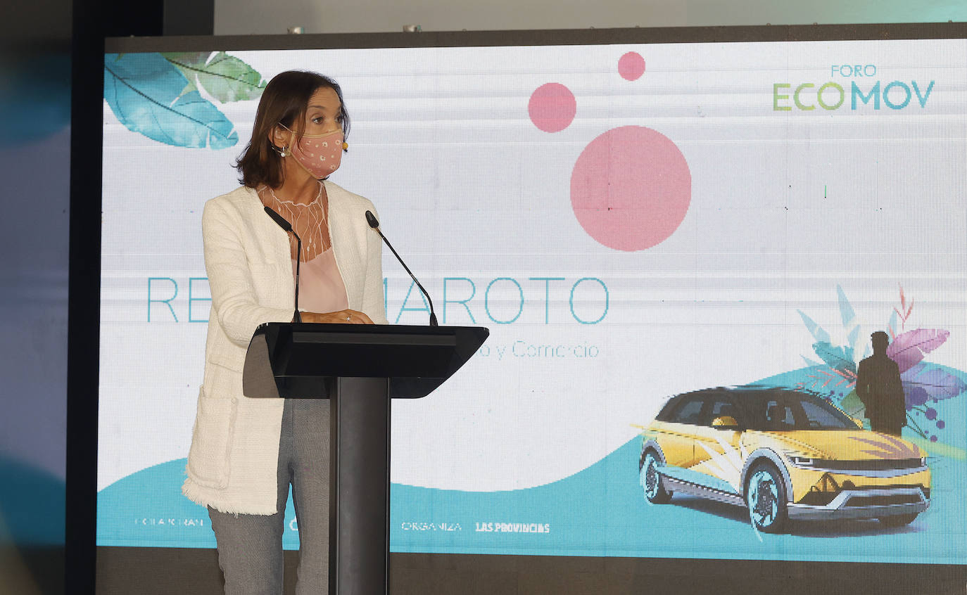 La ministra de Industria, Comercio y Turismo, Reyes Maroto, junto al director de LAS PROVINCIAS, Jesús Trelis.