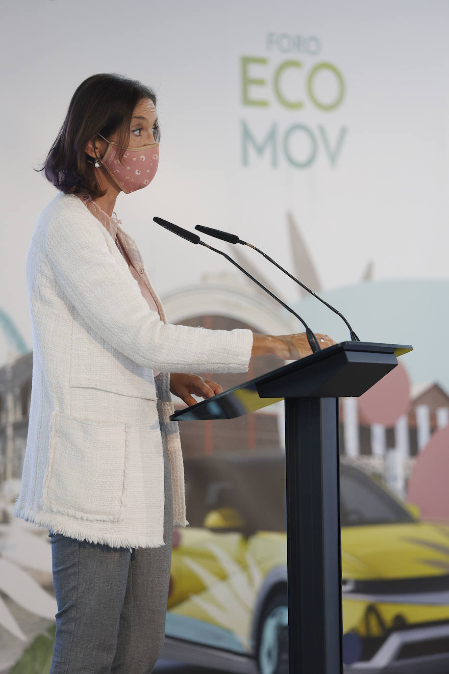 La ministra de Industria, Comercio y Turismo, Reyes Maroto, junto al director de LAS PROVINCIAS, Jesús Trelis.