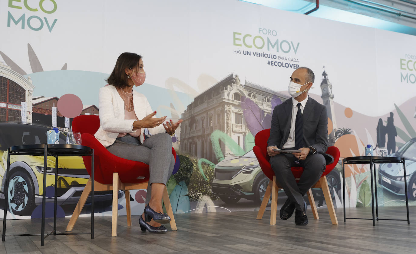 La ministra de Industria, Comercio y Turismo, Reyes Maroto, junto al director de LAS PROVINCIAS, Jesús Trelis.