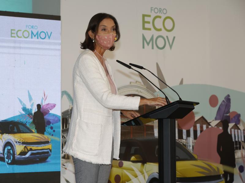 La ministra de Industria, Comercio y Turismo, Reyes Maroto, junto al director de LAS PROVINCIAS, Jesús Trelis.