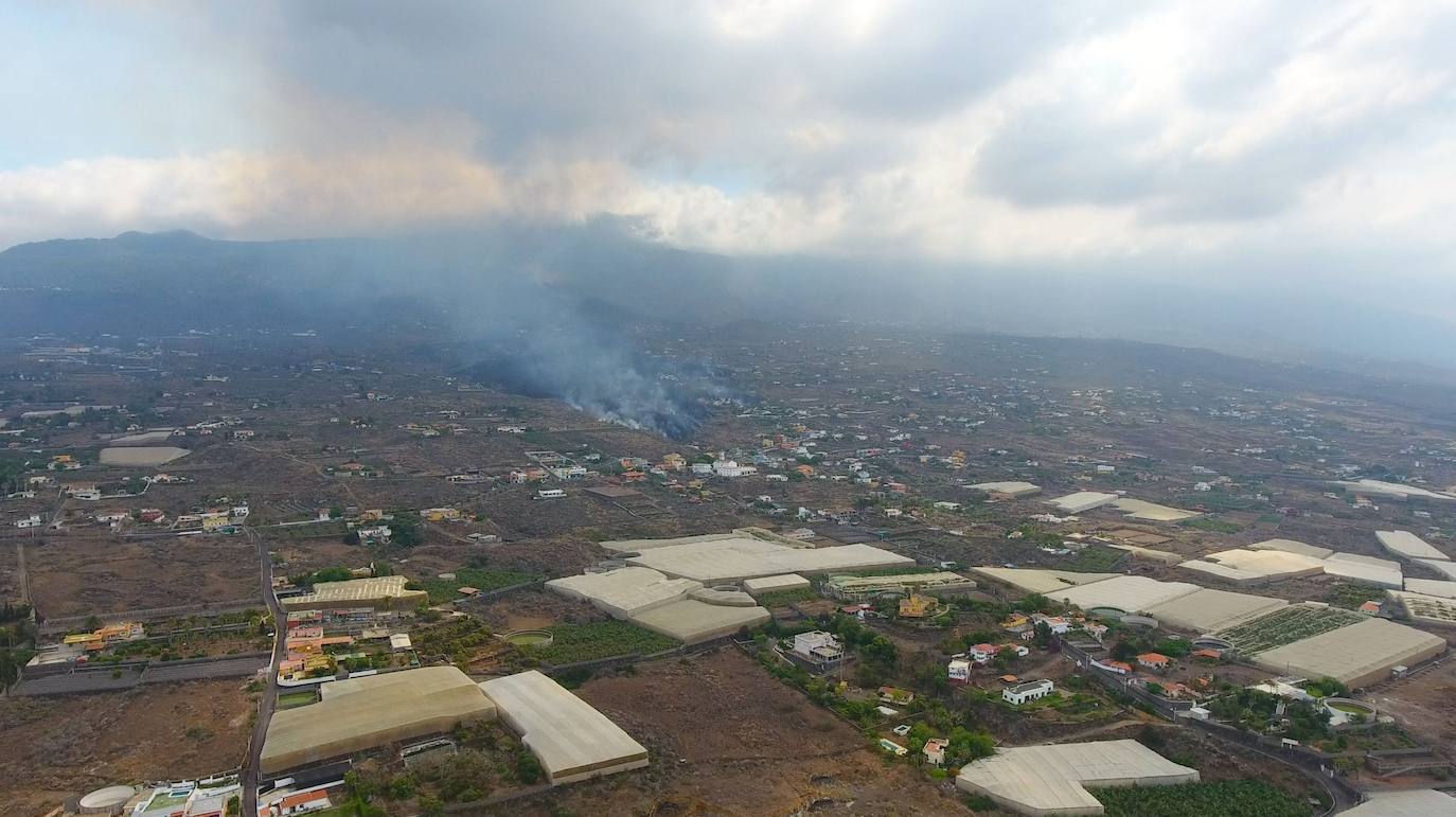 Los vecinos abandonaron su vivienda sin saber si el magma afectaría o no a la estructura. Cerca de 400 casas ha sido destruidas por la colada, pero alguna ha podido resistir a la erupción.