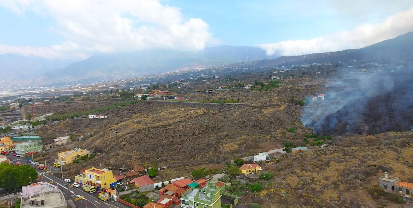 Los vecinos abandonaron su vivienda sin saber si el magma afectaría o no a la estructura. Cerca de 400 casas ha sido destruidas por la colada, pero alguna ha podido resistir a la erupción.