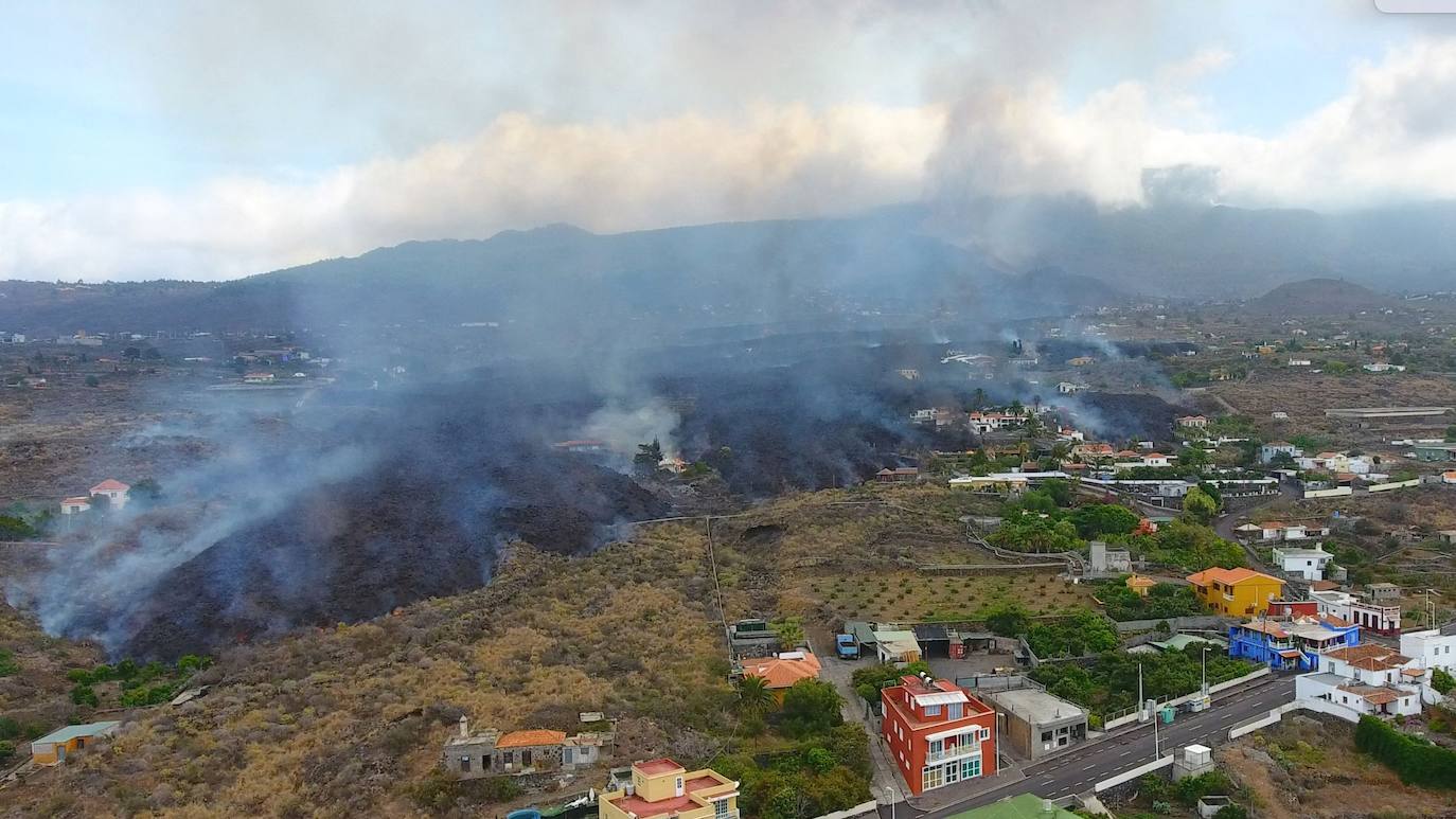 Los vecinos abandonaron su vivienda sin saber si el magma afectaría o no a la estructura. Cerca de 400 casas ha sido destruidas por la colada, pero alguna ha podido resistir a la erupción.