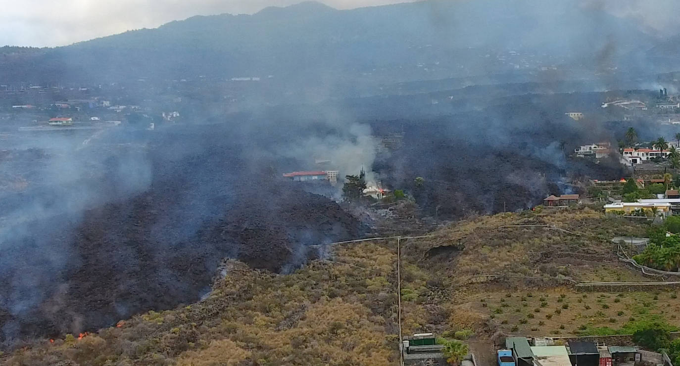 Los vecinos abandonaron su vivienda sin saber si el magma afectaría o no a la estructura. Cerca de 400 casas ha sido destruidas por la colada, pero alguna ha podido resistir a la erupción.