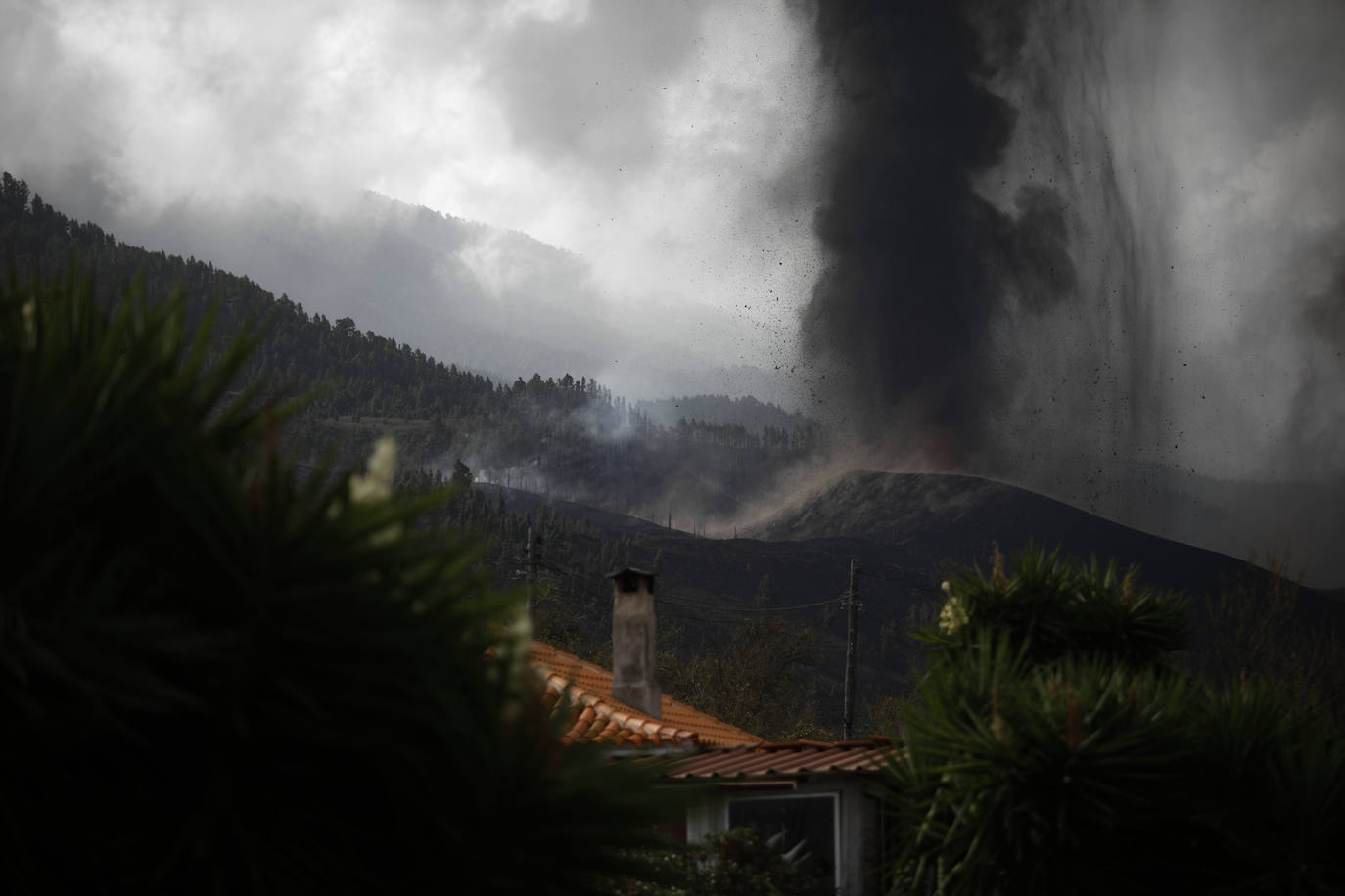 Los vecinos abandonaron su vivienda sin saber si el magma afectaría o no a la estructura. Cerca de 400 casas ha sido destruidas por la colada, pero alguna ha podido resistir a la erupción.