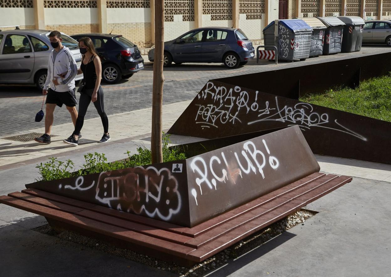 Pintadas en el jardín situado a espaldas del IVAM. iván arlandis