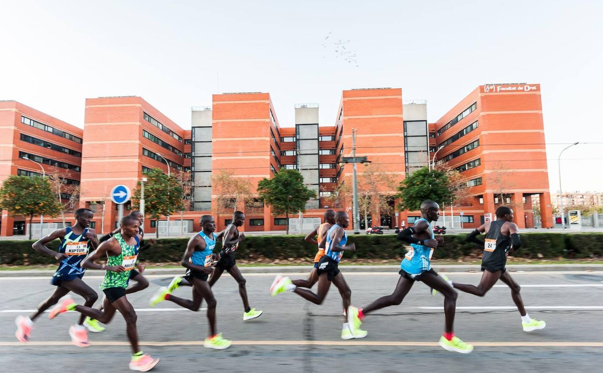 Atletas de la pasada edición de la prueba, que se realizó junto al Maratón sólo para la élite, a su paso por el campus de Tarongers. 