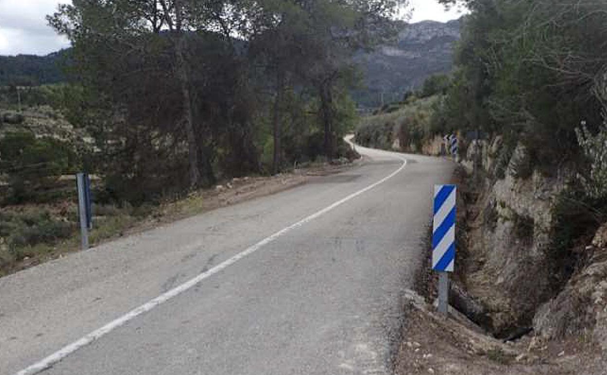 Estado actual de la carretera que da acceso a Beniatjar. 