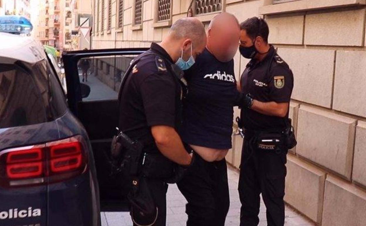 El detenido portaba una pistola simulada. 